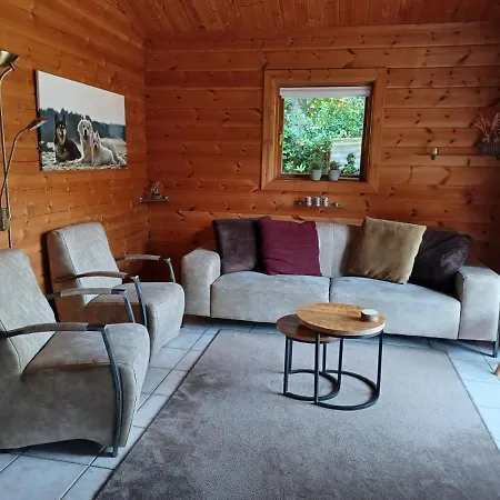 Casa de Férias Met Omheinde Tuin Op De Veluwe
