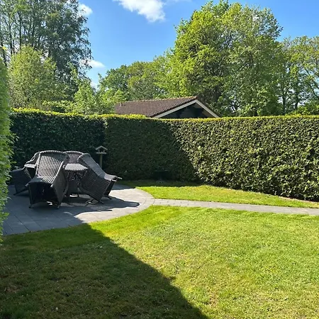 Met Omheinde Tuin Op De Veluwe